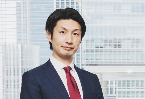 スマホを使用している画像